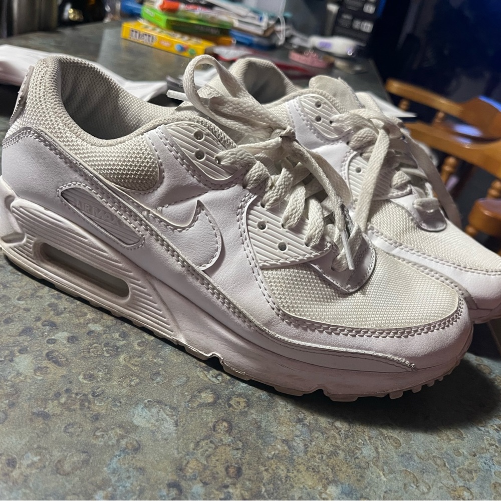 White 90s Nike Air Max’s women’s size 8